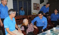 Anh Bùi Quang Huy, Bí thư thứ nhất T.Ư Đoàn thăm Mẹ Việt Nam Anh hùng Nguyễn Thị Mười (104 tuổi)
