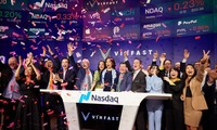 Lãnh đạo VinFast và các cộng sự, đối tác vui mừng khi VinFast chính thức niêm yết trên sàn Nasdaq