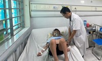 Bác sĩ Bệnh viện Nhi T.Ư khám cho bệnh nhân sốt xuất huyết 