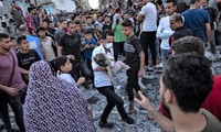 Một đứa trẻ được đưa ra khỏi đống đổ nát của một tòa nhà sau cuộc không kích ở Dải Gaza hôm 21/10. Ảnh: AP