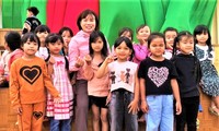 Cô giáo Dương Thị Thanh Thủy (giáo viên Trường Tiểu học La Văn Cầu), luôn tìm thấy hạnh phúc bên các trò nghèo của mình