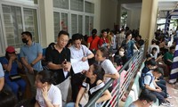 Phụ huynh xếp hàng xuyên đêm để nộp hồ sơ tuyển sinh vào lớp 10 tại Hà Nội trong năm học 2023-2024