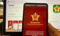 Cơ quan công an khuyến cáo người dân cài đặt ứng dụng VneID từ nguồn chính thống trên App Store và CH Play. Ảnh: Hoàng Thuận