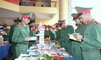 Học viên Trường Sĩ quan Lục quân 1 hưởng ứng Ngày sách Việt Nam năm 2023. ẢNH: NGUYỄN MINH