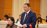 Bộ trưởng VHTT&DL Nguyễn Văn Hùng tại phiên giải trình. Ảnh: Như Ý
