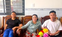Bà Trần Thị Lang và hai người con Từ Tấn Ngọc (bìa trái) và Từ Tấn Ngà