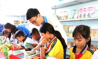 Lê Văn Phúc trong chương trình trao tặng tủ sách, thư viện đến học sinh vùng khó khăn. Ảnh: NVCC