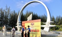Kết nạp Đảng cho học sinh tại Khu tưởng niệm chiến sĩ Gạc Ma