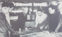 Chủ tịch Hồ Chí Minh cùng các đồng chí Trường Chinh, Phạm Văn Đồng, Võ Nguyên Giáp họp bàn quyết định mở Chiến dịch Điện Biên Phủ, tháng 12/1953. Ảnh: Tư liệu