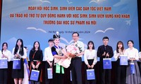 Xồng Vi Va (hàng trên cùng bên trái) tặng hoa cảm ơn GS.TS Nguyễn Văn Minh, Hiệu trưởng Trường ĐH Sư phạm Hà Nội. Ảnh: Diệp An