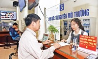 Công chức tại Hà Nội thực hiện thủ tục hành chính cho công dân