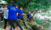 Thanh niên tình nguyện TPHCM vớt rác làm sạch ao hồ. ẢNH: Văn Tiệp
