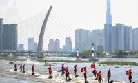 Chương trình nghệ thuật “Dòng sông kể chuyện - Chuyến tàu huyền thoại” với hơn 1.000 diễn viên tham gia đã trở thành điểm nhấn của Lễ hội Sông nước TPHCM. Ảnh: Ngô Tùng