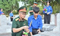 Tuổi trẻ Quân đội và tuổi trẻ Hà Tĩnh thắp hương tại các phần mộ liệt sĩ, tháng 7/2024