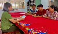 Một nạn nhân và gia đình ở Trà Vinh đến trình báo sự việc với cơ quan công an. Ảnh: M.T