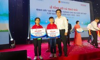 Thầy giáo Phùng Văn Tráng (Trường Tiểu học Võ Thị Sáu), bên 2 học sinh giành giải Nhất, Nhì quốc gia Hội thi “An toàn giao thông cho nụ cười trẻ thơ”