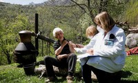 Một người đàn ông được tiêm vắc-xin ở ngôi làng miền núi hẻo lánh Ljevista, thành phố Kolasin, Montenegro. Ảnh: Reuters 