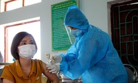 Tiêm vắc-xin ngừa COVID-19 tại Bắc Giang Ảnh: N.Mai