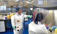 Các nhà virus học nghiên cứu virus bên trong phòng thí nghiệm của Viện Virus học Vũ Hán. Ảnh: Getty