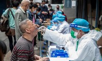 Nhân viên y tế lấy mẫu xét nghiệm COVID-19 cho người dân tại Vũ Hán. Ảnh: Xinhua 