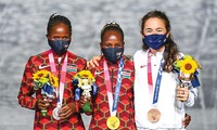 Ba nữ VĐV marathon được trao huy chương trong Lễ bế mạc Olympic