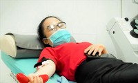Một nữ tình nguyện viên hiến máu tại Bệnh viện Đa khoa Vùng Tây Nguyên 
