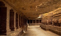 Đền Kailasa được tạo ra từ một khối đá. Ảnh: Shutterstock 