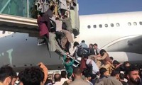 Người dân Afghanistan chen lấn trèo lên máy bay để rời khỏi Kabul ngày 16/8. Ảnh: BBC