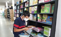 Phụ huynh mua SGK cho con tại một nhà sách ở TPHCM ngày 30/8 