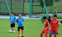 HLV Park Hang-seo mang 27 cầu thủ sang UAE để chuẩn bị cho trận đấu với Trung Quốc. Ảnh: Anh Đoàn