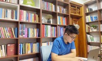 Nguyễn Hoàng Khánh có một tủ sách rất lớn 