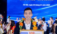 Hà Văn Hào nhận danh hiệu Sinh viên 5 tốt cấp Trung ương. ẢNH: NVCC