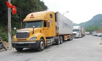 Xe chở hàng xuất khẩu qua cửa khẩu Tân Thanh, Lạng Sơn đã cơ bản hết ùn ứ. Ảnh: TTXVN 