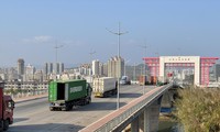 Container thông quan qua lối cầu Bắc Luân 2, TP Móng Cái