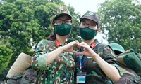 Thượng sĩ Nguyễn Hà Anh (bên phải) tại lễ xuất quân vào Nam chống dịch, ngày 23/8