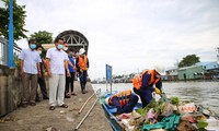 Ông Nguyễn Văn Hôn - Chủ tịch UBND TP. Rạch Giá (áo trắng) kiểm tra công tác thu gom rác. Ảnh: Nhật Huy 