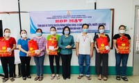 Liên đoàn Lao động quận Bình Tân TPHCM tặng quà tết cho người dân khó khăn. Ảnh: Hồng Đào