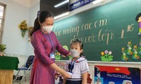 Học sinh lớp 1 Trường Tiểu học Lê Văn Thọ (quận 12, TPHCM) lần đầu được đến trường làm quen với bạn bè, cô giáo ngày 11/2