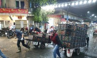 Cảnh những cửu vạn kéo xe đầy ắp hàng trong chợ Long Biên 