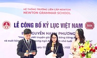 Nguyễn Hạnh Phương giới thiệu về tác phẩm của mình tại buổi lễ 