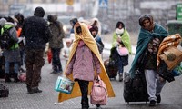 Người dân tại Ukraine sơ tán sau sau khi Nga thực hiện chiến dịch quân sự đặc biệt ở nước này hôm 24/2. Ảnh: Reuters 