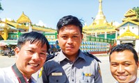 Tác giả và cảnh sát Aung tại bang Kayin