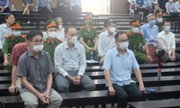 Cựu Bí thư Tỉnh ủy Bình Dương Trần Văn Nam (hàng đầu bên phải) cùng đồng phạm tại tòa 