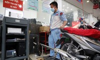 Kiểm tra khí thải tại một đại lý xe máy 