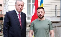 Tổng thống Thổ Nhĩ Kỳ Tayyip Erdogan (trái) và Tổng thống Ukraine Volodymyr Zelensky. Ảnh: Postsen
