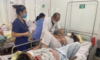Bệnh nhân SXH điều trị tại BV Bạch Mai. Ảnh: H.Minh 