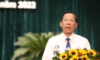 Chủ tịch UBND TPHCM Phan Văn Mãi trả lời chất vấn tại kỳ họp. Ảnh: NGÔ TÙNG
