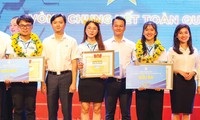 Anh Nguyễn Minh Triết, Bí thư T.Ư Đoàn, Chủ tịch T.Ư Hội SVVN (thứ 2, từ trái qua) trao giải quán quân Thủ lĩnh sinh viên toàn quốc 2022 cho Châu Anh