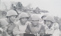 Ông Nguyễn Quang Hùng (người cầm sổ) cùng kíp chiến đấu Tiểu đoàn 62 rút kinh nghiệm về cách đánh B-52. Ảnh: NHÂN VẬT CUNG CẤP