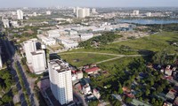 Trong thời gian qua, Sở TN&MT Hà Nội đã đề xuất một số giải pháp đôn đốc các doanh nghiệp đưa đất vào sử dụng, đồng thời kiến nghị thu hồi nhiều dự án chậm triển khai. Ảnh: Phan Thiên
